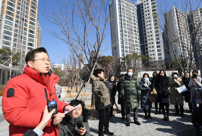 황교안 미래통합당 대표가 2월 18일 경희궁자이에서 총선 1호 공약을 발표하고 있다. [뉴스1]