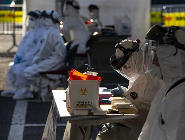 선별진료소의 검사원들.