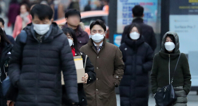 코로나19 사태가 심화하는 가운데 서울 중구 숭례문 일대에서 시민들이 마스크를 쓴 채 출근하고 있다. [뉴시스]