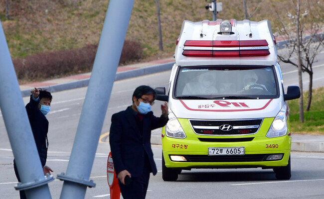 3월 4일 오후 광주 남구 빛고을전남대병원 감염병 전문병원으로 코로나19 대구 확진자가 긴급 이송되고 있다. [뉴시스]