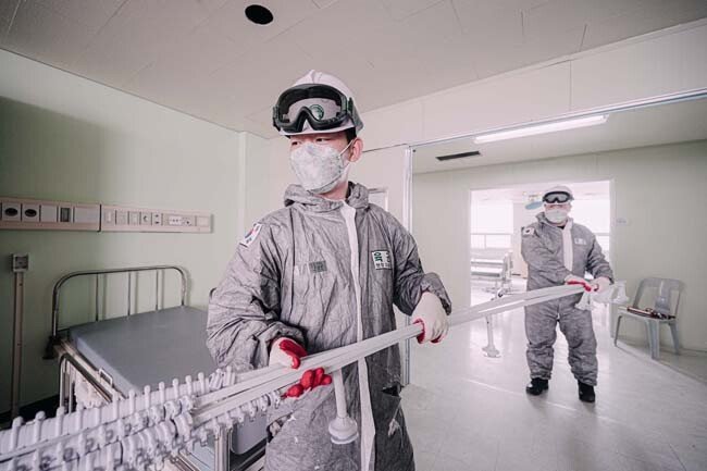 3월 4일 육군 장병들이 국군대구병원에서 음압병상 확충공사를 하고 있다. [사진 제공·육군]
