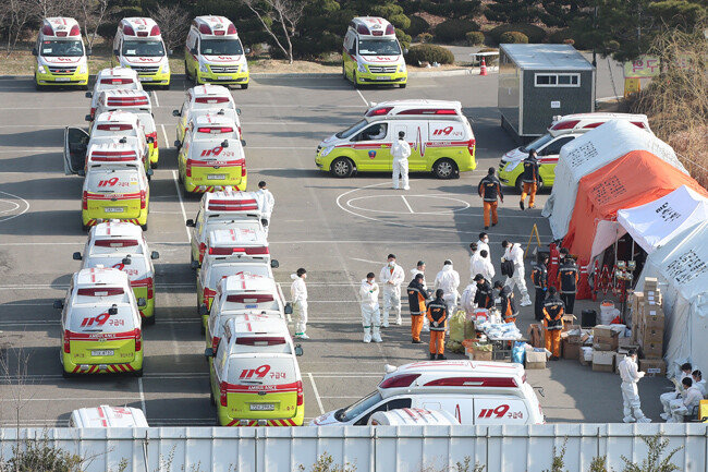 코로나19 확진자 이송 등 임무 수행을 위해 전국에서 온 119 구급대원과 구급차가 5일 오전 대구 달서구 옛 두류정수장 부지에 모여 있다. [뉴스1]