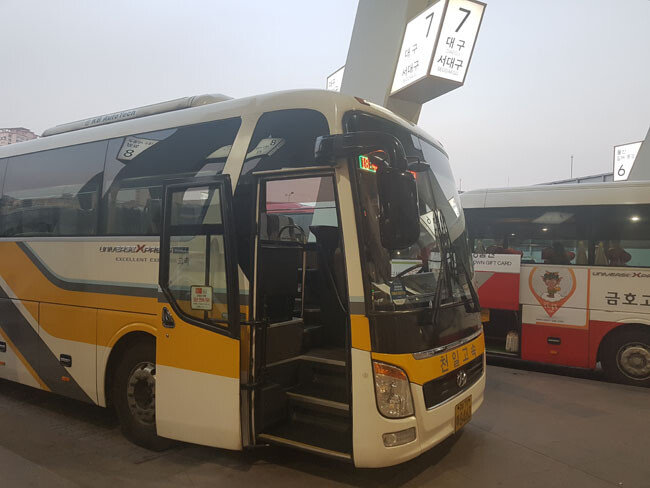 3월 6일 저녁 서울 서초구 서울고속버스터미널에서 승객을 기다리는 대구행 고속버스. [최진렬 기자]