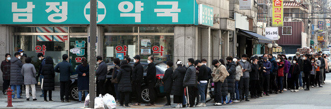3월8일 서울 성북구 보문동의 한 약국 앞에 마스크를 구입하려는 시민 60여 명이 길게 줄지어 섰다. [동아DB]