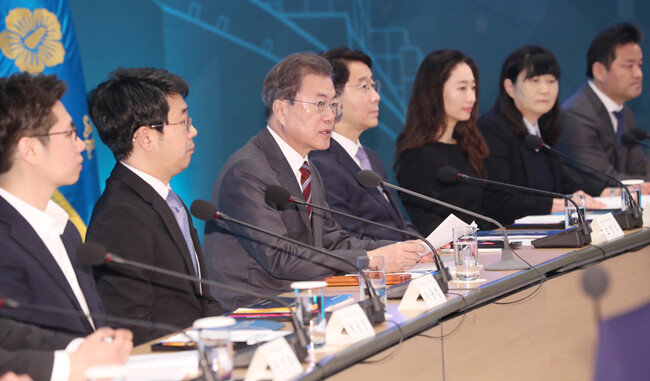 2월 27일 청와대에서 열린 국토교통부 업무보고에서 문재인 대통령(왼쪽에서 세 번째)이 모두 발언을 하고 있다. 문 대통령은 “부동산 투기는 철저히 차단한다는 대원칙에 어떤 타협이나 정치적 고려도 있을 수 없다”고 강조했다. [동아일보DB]