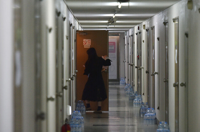 8일 대구 북구 경북대학교 학생기숙사에서 코로나19 경증 환자를 맞이할 준비가 한창이다. 이 시설은 코로나19 경증 환자를 위한 생활치료센터로 쓰인다. [뉴시스]