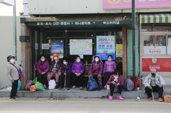 구례5일장에 왔다가 귀가를 위해 버스를 기다리는 주민들. 
