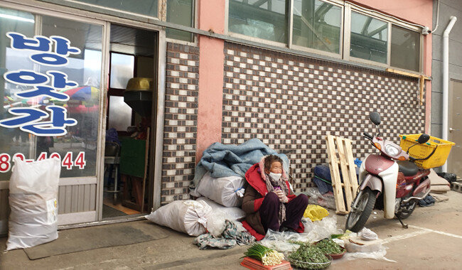 손님을 기다리는 할머니. 
