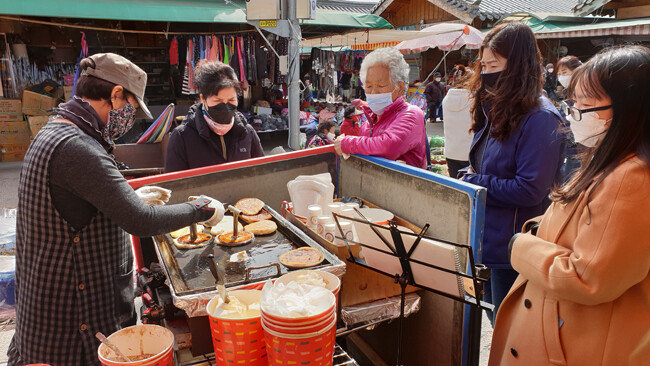 호떡 굽는 주인도 마스크, 기다리는 손님도 마스크. 
