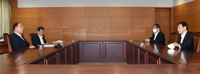 홍남기 부총리 겸 기획재정부 장관이 3월13일 서울 광화문 금융감독원 연수원에서 이주열 한국은행 총재, 은성수 금융위원회 위원장, 윤석헌 금융감독원 원장이 참석한 가운데 열린 긴급 거시경제금융회의를 주재하고 있다. [사진=기획재정부 제공]