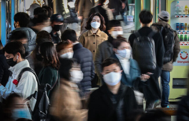 서울 구로구 콜센터에서 코로나19 집단감염이 발생한 가운데 3월 13일 오전 마스크를 쓴 시민들이 서울지하철 1호선 구로역에서 출근길에 오르고 있다. [뉴스1]