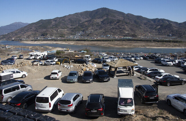 상춘객들의 자동차가 주차장에 가득하다.