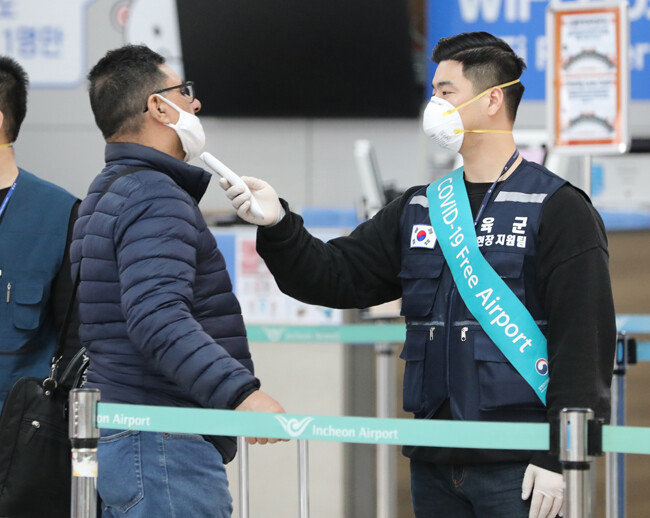 {3월 13일 인천국제공항에서 한 승객이 발열검사를 받고 있다. [뉴시스]