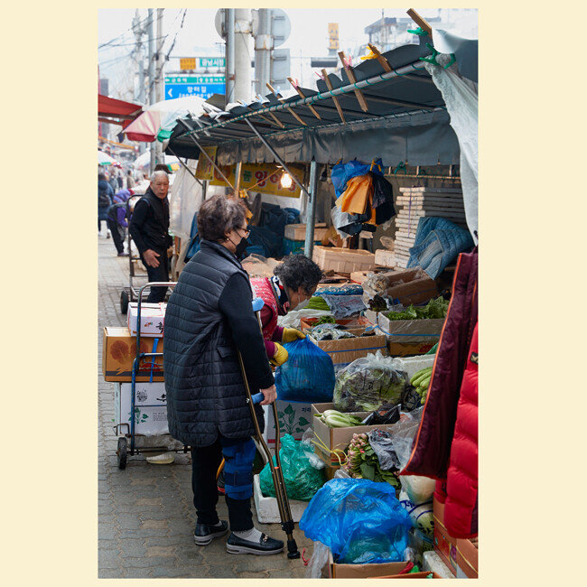 야채 장사를 준비 중인 한 노점 상인.
