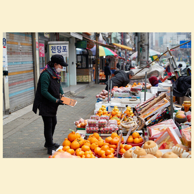 과일에 가격표를 붙이는 한 상인. 
