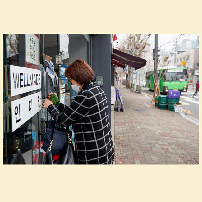 이른 아침 가게 문을 열고 있는 상점 주인.