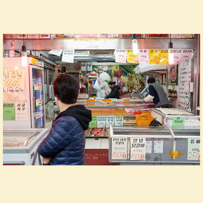 변함 없이 영업을 준비하고 있는 정육점. 