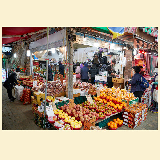 이른 아침부터 청과상을 찾은 손님들이 몇몇 보인다. 
