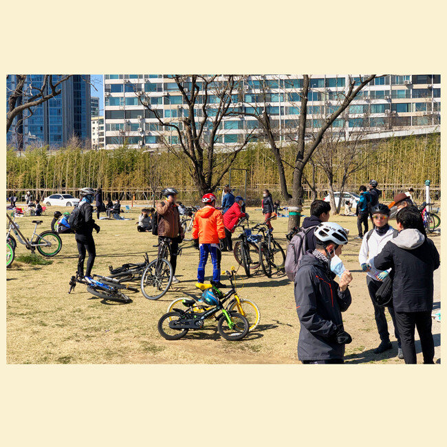 휴식을 취하는 자전거 라이더들.