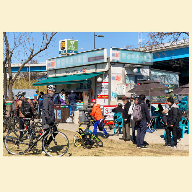 한강시민공원 편의점이 모처럼 이용객들로 붐볐다. 