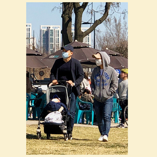 마스크를 착용하고 산책하는 가족. 