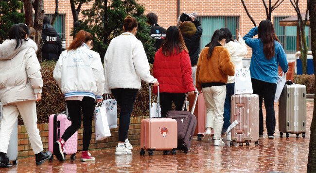 3월 10일 코로나19 확산 예방을 위해 2주간 격리 생활을 한
 단국대 죽전캠퍼스 중국인 유학생들이 임시 생활시설에서 나와 
각자의 일상으로 돌아가고 있다. [뉴시스]