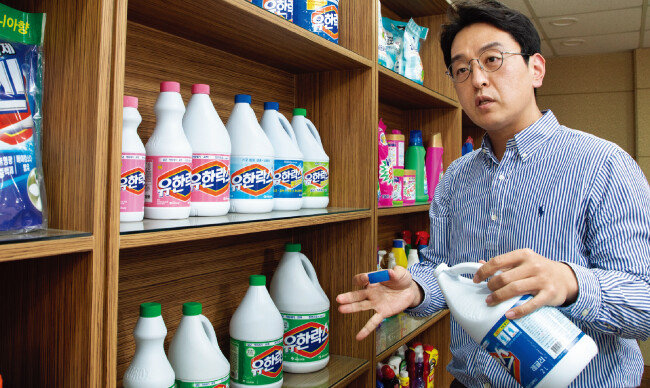 락스 희석액을 제조하는 방법을 설명하는 김춘재 유한클로락스 과장. [조영철 기자]