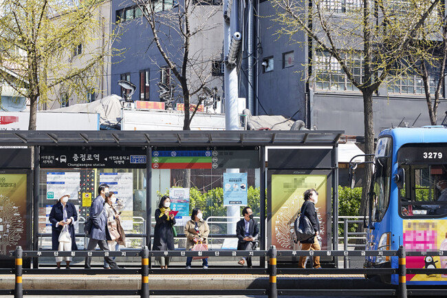서울 충정로 버스정류장에서 이용객들이 모두 마스크를 착용하고 버스를 기다리는 모습.