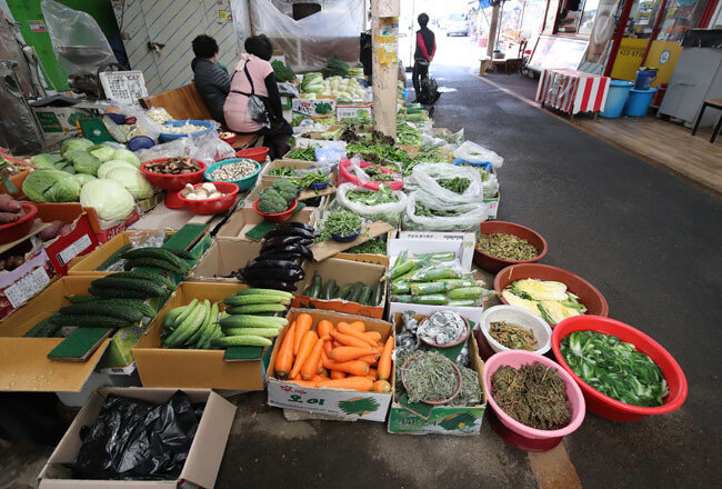 신종 코로나바이러스 감염증의 여파로 한산한 한 재래시장. [뉴스1]
