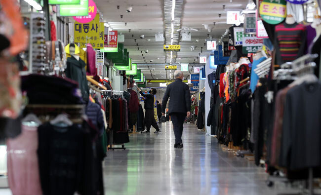 신종 코로나바이러스 감염증으로 인해 손님이 줄어 한산한 한 지하상가. [뉴시스]