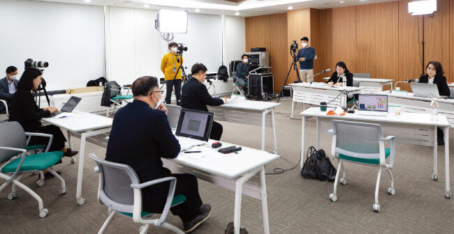 ‘주간동아’ 주최로 4월 10일 개최된 ‘발효 및 가공식품 
경쟁력 강화를 위한 전문가 포럼’은 고강도 사회적 거리두기에 동참하는 의미에서 관객 없이 진행됐다. [박해윤 기자]