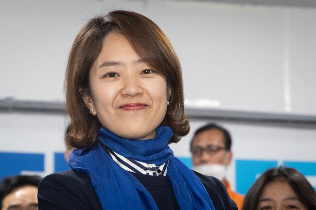 21대 총선에서 서울 광진을 지역구에 출마한 고민정 더불어민주당 후보가 당선을 확정지은 후 미소 짓고 있다. [뉴스1]