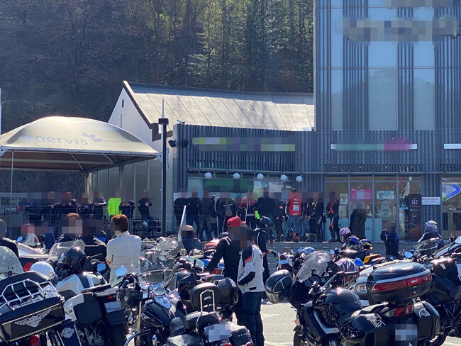 경기도 양평 국수휴게소 주차장에 수많은 바이크 라이더들이 모여 있다.