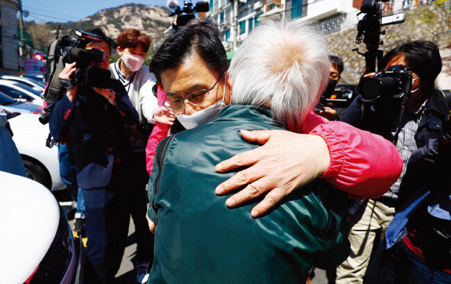 21대 총선에서 종로구에 출마한 황교안 미래통합당 후보가 4월 8일 서울 종로구 옥인길 골목에서 시민과 인사하고 있다. [뉴시스]