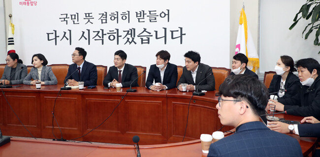  4월 27일 국회에 미래통합당 청년 당협위원장과 청년 당직자들이 21대 총선 패배 원인 등 당내 현안을 논의하고자 모였다. [뉴스1]
