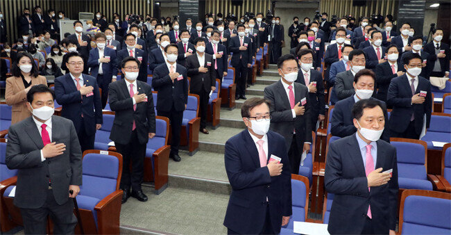 4월 28일 국회에서 열린 미래통합당 국회의원 당선인 총회. 지역구 당선인 가운데 청년은 배현진 서울 송파을 당선인이 유일하다. [뉴스1]