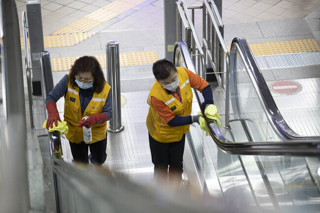 4월 29일 서울지하철 2호선 을지로입구역에서 지하철 미화원들이 방역 작업을 하고 있다. [지호영 기자]