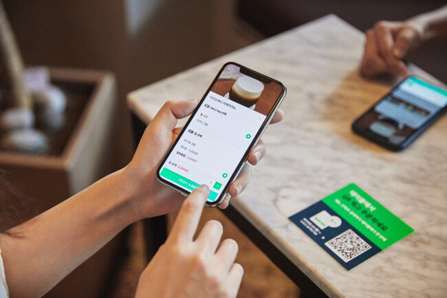 네이버의 ‘스마트 주문’은 매장 내 테이블에서 스마트폰으로 QR코드를 촬영해 주문 및 결제를 할 수 있는 비대면 주문 서비스다. [네이버]