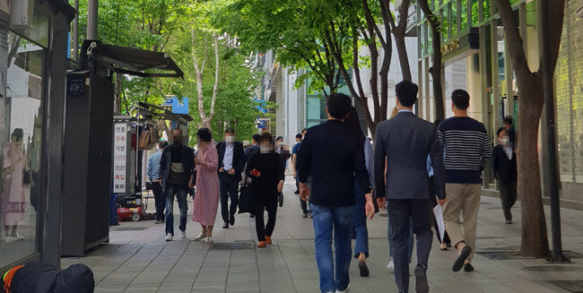 7일 오후 서울 강남구 테헤란로에 위치한 고용복지플러스센터 앞을 걷고 있는 사람들. [이현준 기자]