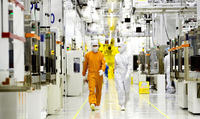 삼성전자 클린룸 반도체 생산 현장. [삼성전자]
