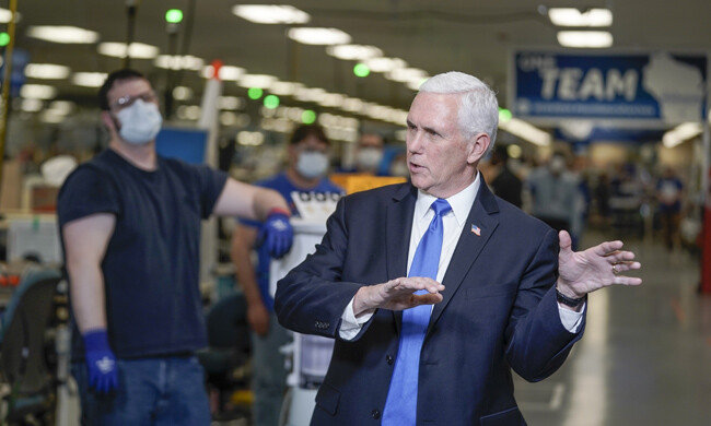 마이크 펜스 미국 부통령이 4월 21일(현지시간) 미국 위스콘신주 매디슨의 제너럴일렉트릭(GE) 제조공장을 둘러보고 있다. [AP=뉴시스] 