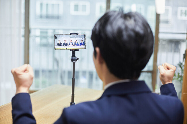 스마트폰으로 진행되는 화상면접 모습. [GETTYIMAGES]
