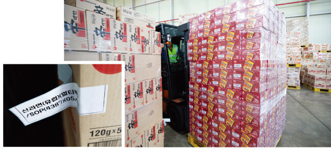 경남 창원시에 자리한 물류업체 ㈜세주디에스제이의 농심 창고에 해외로 수출되는 라면 제품이 가득 쌓여 있다. [지호영 기자]