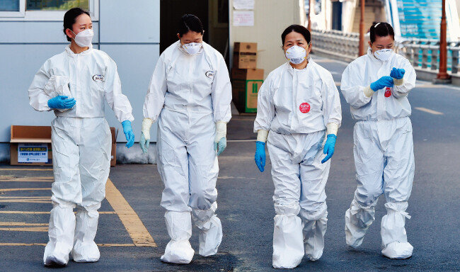 5월 6일 대구동산병원에서 방호복을 착용한 의료진이 병동으로 들억가고 있다, [뉴시스]