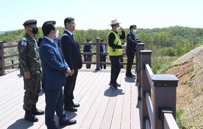 김연철 통일부장관 경기도 파주 DMZ 평화의 길 철거GP 점검. [통일부 제공]