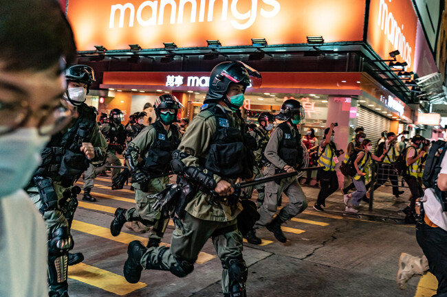 2020년 5월 10일, 홍콩 몽콕 지구에서  보호 마스크를 쓴 진압 경찰이 시위대를 진압하고 있다. [GETTYIMAGES]