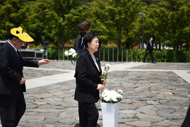 노무현 전 대통령 서거 11주년을 맞는 5월23일 한명숙 전 총리가 노 전 대통령 묘소에 헌화하고 있다. [뉴시스]