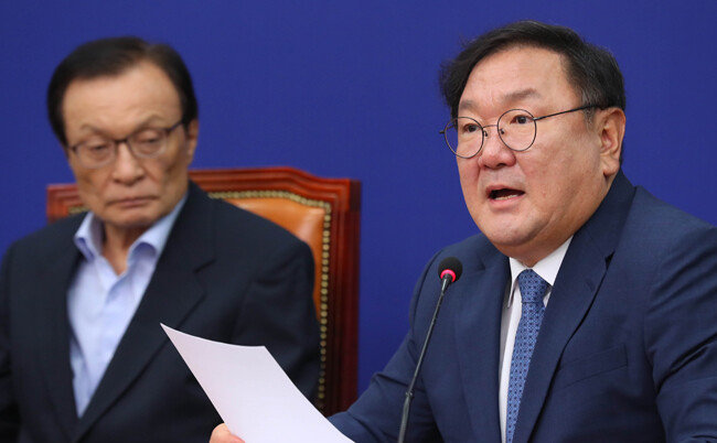 대법원 확정 판결이 난 한명숙 전 국무총리의 뇌물수수 사건에 대해 더불어민주당 김태년 원내대표가 5월20일 최고위원회의에서 재조사 필요성을 제기하고 있다. [뉴시스]