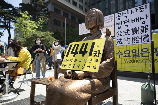 서울 종로구 옛 주한 일본대사관 앞에 위치한 소녀상과 1441회차 수요집회를 알리는 표지판. 