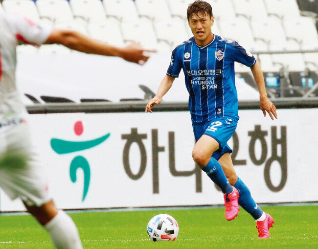 5월 9일 울산문수축구경기장에서 열린 ‘하나원큐 K리그1 2020’ 
상주상무프로축구단과 경기에서 울산현대축구단 이청용이 드리블하고 있다. [동아DB]